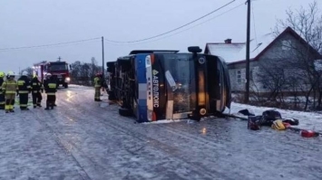 У Польщі перекинувся український автобус: 20 осіб госпіталізували  