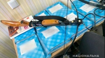 У ПОЛТАВІ ДІВЧИНА З АРБАЛЕТУ ПОРАНИЛА ДВОХ ВЧИТЕЛІВ