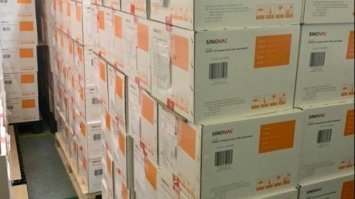 У регіони доставляють 500 тисяч доз вакцини CoronaVac