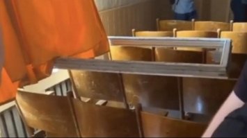 У рівненському коледжі на студенток під час нагородження впало вікно (відео)