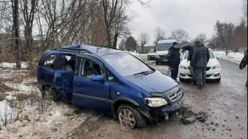 У Рівненському районі п’яний водій втікав від поліцейських та врізався у дерево 