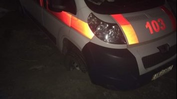 У Рівненському районі швидка застрягла у болоті