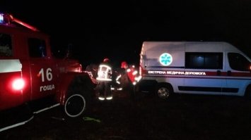 У Рівненському районі швидка допомога застрягла у багнюці (+ФОТО)
