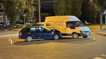 У Рівному “BMW” протаранив мікроавтобус (+ВІДЕО)