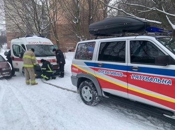 У Рівному через снігові пастки карети швидкої не можуть доправляти хворих до лікарні