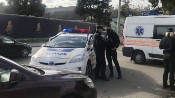 У Рівному чоловік хотів проковтнути пакетик з порошком під час затримання