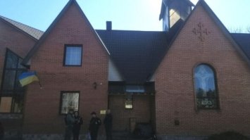 У Рівному чоловік викрав телефон у священника 