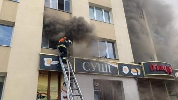 У Рівному горіла дев`ятиповерхівка: евакуювали 13 людей (ФОТО)