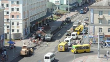 У Рівному розмежують зупинку громадського транспорту