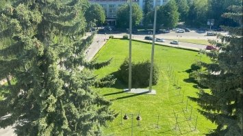 У Рівному розпочали встановлювати найвищий в області флагшток