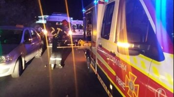 У Рівному вночі з понівеченого авто діставали чоловіка, якого затисло в салоні