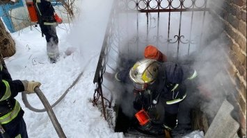 У Рівному вогонь, прокрадаючись з підвалу, намагався знищити будинок