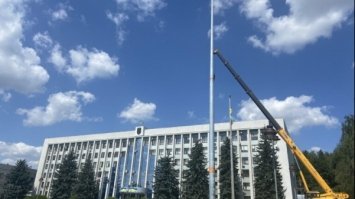 У Рівному встановили найвищий флагшток в області