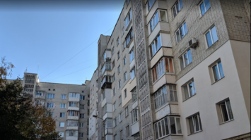  У Рівному з другого поверху випала дівчина 16-ти років