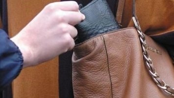 У Рівнянки викрали гаманець поки та приміряла взуття