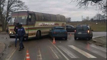 У Сарнах автобус потрапив у ДТП