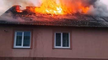 У Сарнах вогонь знищив дах житлового будинку