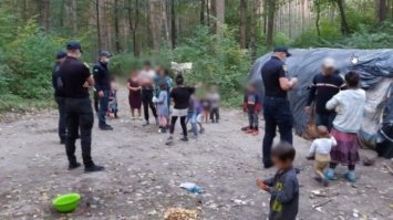 У табір ромів примчали рятувальники та поліція