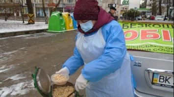 У центрі Рівного роздають гарячі обіди для безхатченків