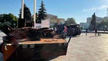 У центрі Рівного виставили для огляду підбиту російську техніку