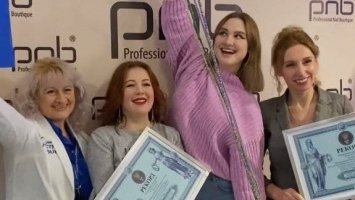 Українка наростила величезні нігті та встановила рекорд: їхня сумарна довжина - 10 метрів