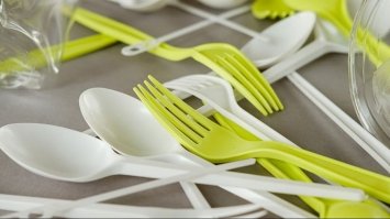 Українцям можуть заборонити користуватися дев’ятьма видами пластикових виробів