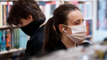 В МОЗ розповіли, чи доведеться українцям знову носити маски й показувати сертифікати