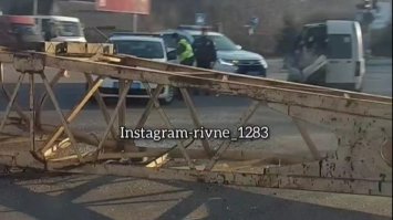 В Рівному через падіння частини крану сталася ДТП