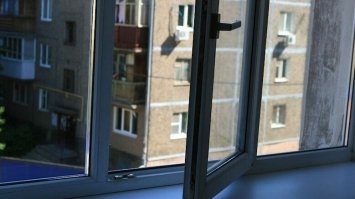 В Рівному чоловік випав із вікна багатоповерхівки