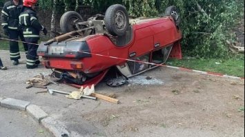 В Рівному на Вербовій перекинувся легковик (ФОТО)