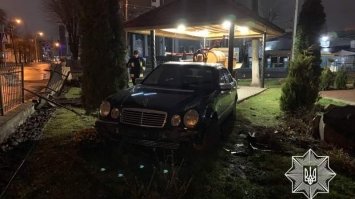 В Рівному п`яний молодик в`їхав у металевий паркан