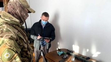 В Рівному у колишнього військовослужбовця знайшли гранату та пістолет 