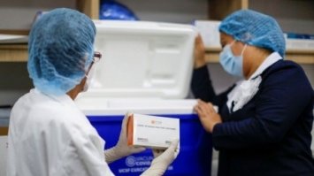 В Україні почалась вакцинація вакциною CoronaVac