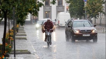 В Україну суне негода: де чекати на шквальний вітер і грозу з градом