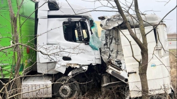 Вантажівка в’їхала в мікроавтобус: загинув пасажир