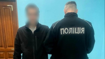 Вдарив пляшкою по голові та пограбував