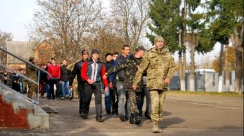 Весняний призов: скільки юнаків призвуть до армії і де служитимуть