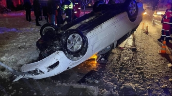 Від удару авто перекинулося на дах