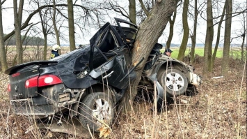 Від удару автомобіль розтрощило: водія і пасажира діставали рятувальники