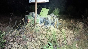 Від удару один автомобіль злетів у кювет, інший розвернуло на дорозі