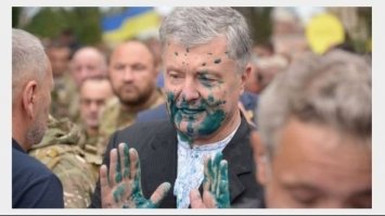 Відомо, хто облив Порошенка зеленкою на День Незалежності