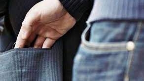 Викрав гроші та витратив на спиртне: чоловіку загрожує кримінальна відповідальність