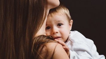Немовля випало з рук батька та отримало тяжкі травми