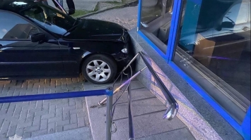 Водійка BMW в’їхала в офіс компанії мобільного зв’язку