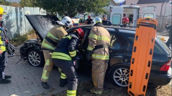 Водійку затисло в понівеченому авто