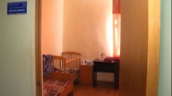 Впустила з рук двомісячне немовля і залишила без допомоги: у Рівному засудили матір