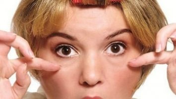 Як боротися з ранковими набряками під очима