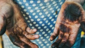 Як легко відмити руки після чищення горіхів