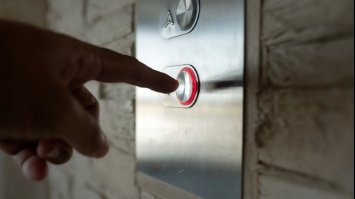 З росії йде найбільший у світі виробник ліфтів та ескалаторів