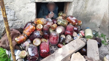 Застряг у вікні: злодій не зміг вибратись з підвалу